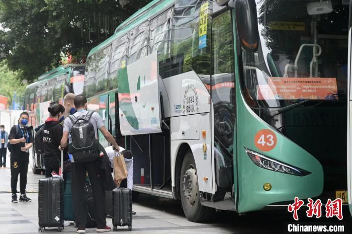 喷鼻港高级警司罗聪天触犯贪污条例，被迫逃往美国，其子罗宾在港夺得黑帮名册，赶往 美邦交给聪天，但愿能洗脱父贪污的罪名，黑帮杀手亚健、小文追踪至美国……